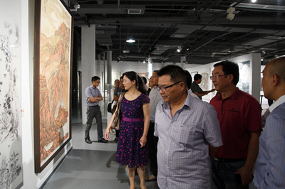 省文聯(lián)文藝創(chuàng)作研討會與會代表參觀“2014四川美術(shù)作品展”，探索藝術(shù)創(chuàng)作新趨勢